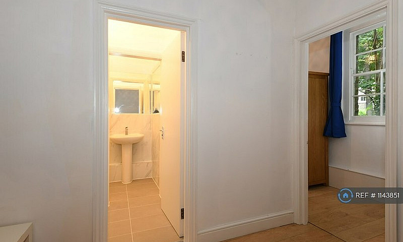2 Bedroom Flat In G/...