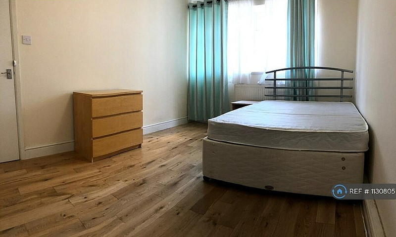 4 Bedroom Flat In St...