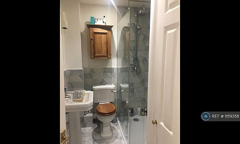 1 Bedroom Flat In To...