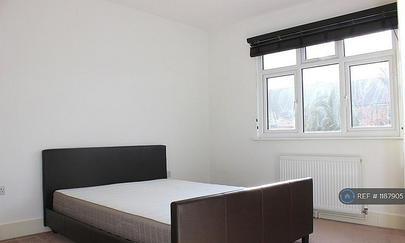 2 Bedroom Flat In Gr...