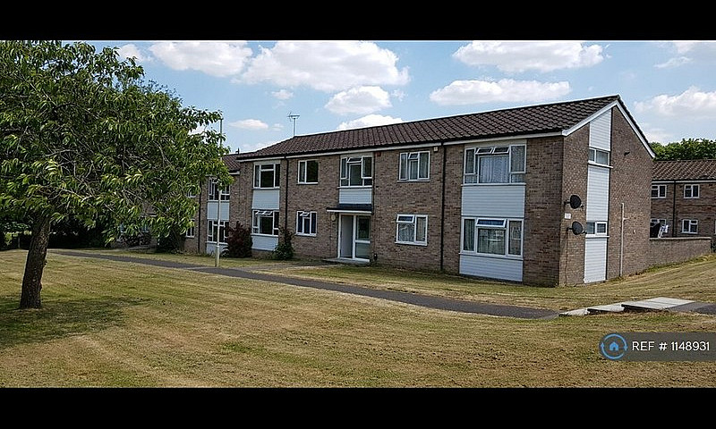 2 Bedroom Flat In St...