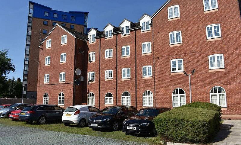 1 Bedroom Flat In Ma...