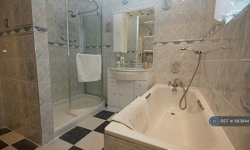 4 Bedroom Flat In Cr...