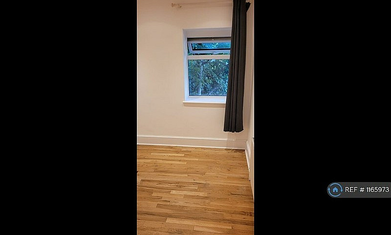 2 Bedroom Flat In Ba...