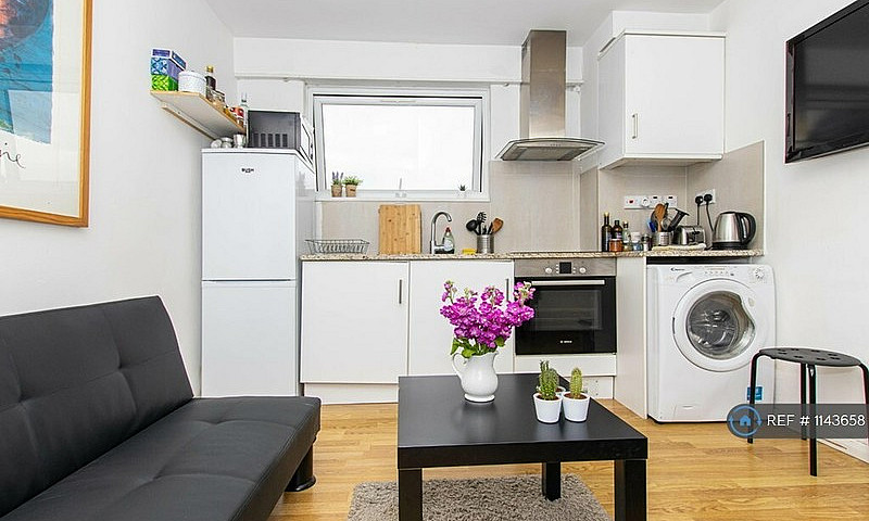 2 Bedroom Flat In Ma...