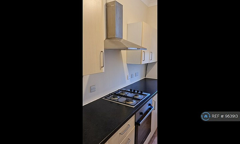 3 Bedroom Flat In Fe...