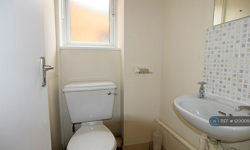 3 Bedroom Flat In Wo...