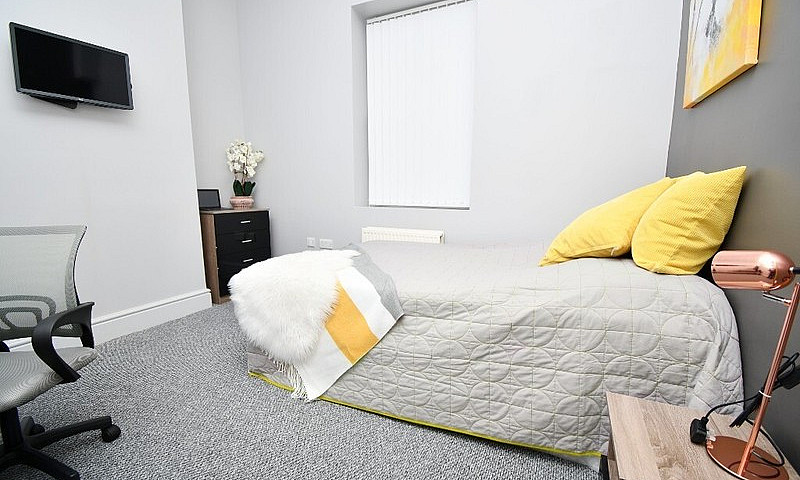 Huddersfield 4 Bed H...