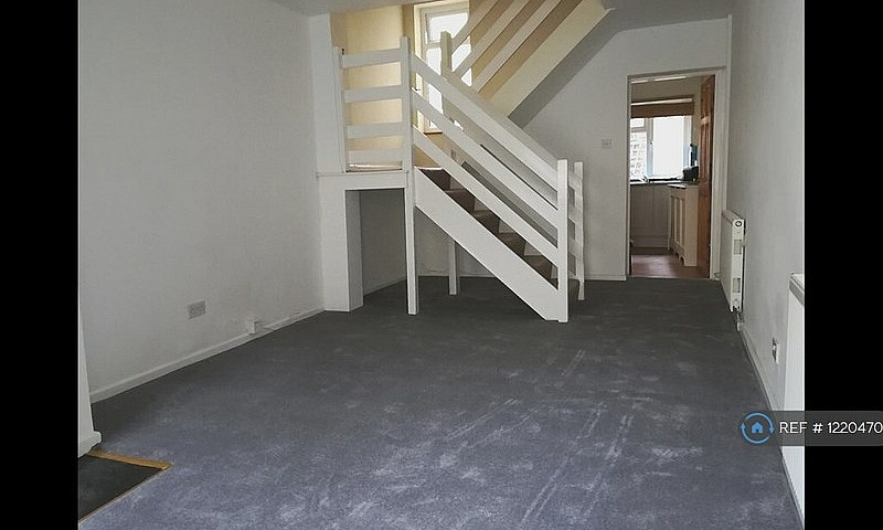 2 Bedroom House In H...