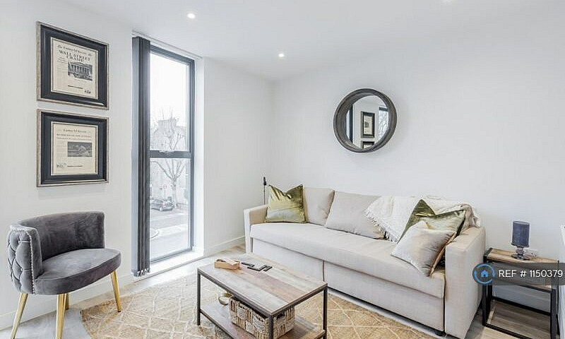 2 Bedroom Flat In Gr...