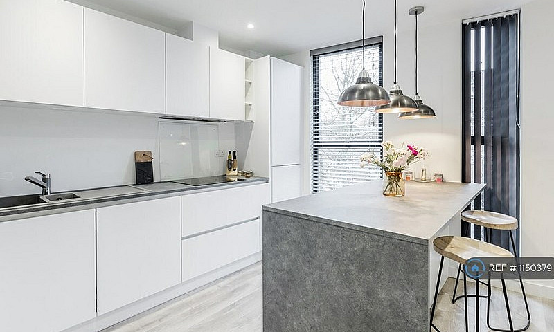 2 Bedroom Flat In Gr...