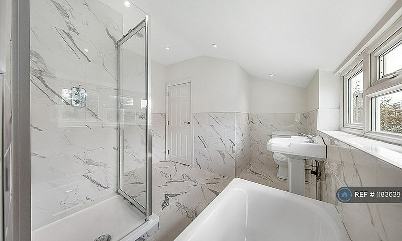 2 Bedroom Flat In Mi...