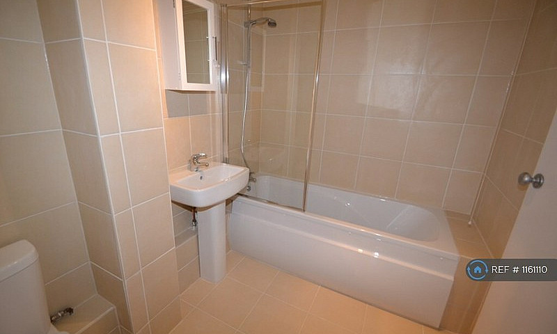 2 Bedroom Flat In Cr...