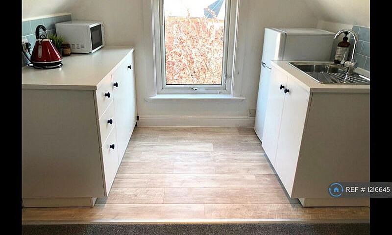Studio Flat In Nantw...