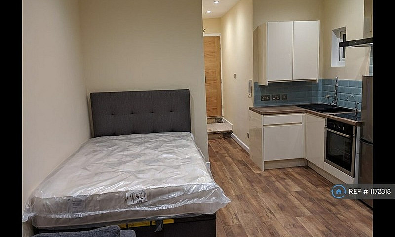 Studio Flat In Deron...