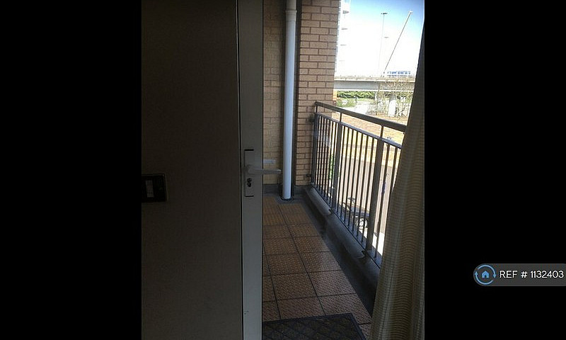 2 Bedroom Flat In Sa...