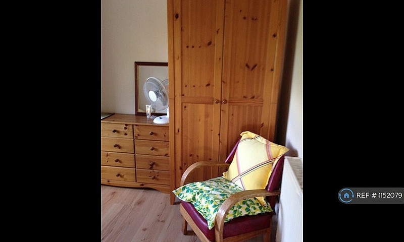2 Bedroom Flat In He...