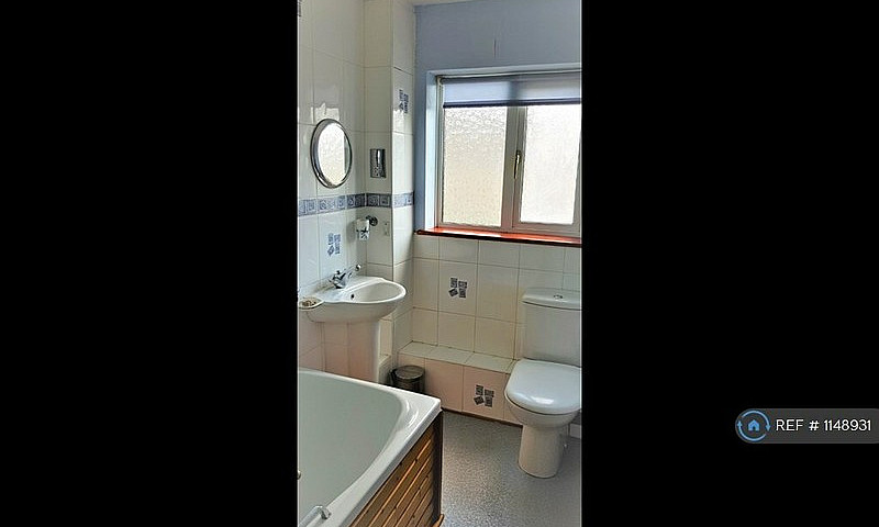 2 Bedroom Flat In St...