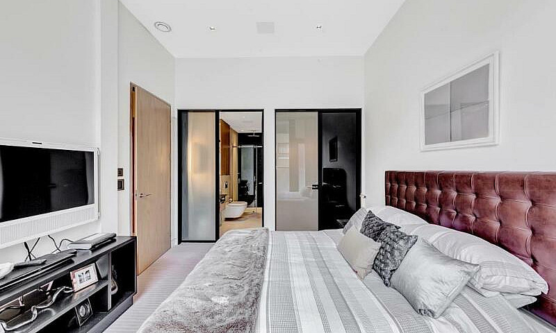 2 Bedroom Flat In Ro...