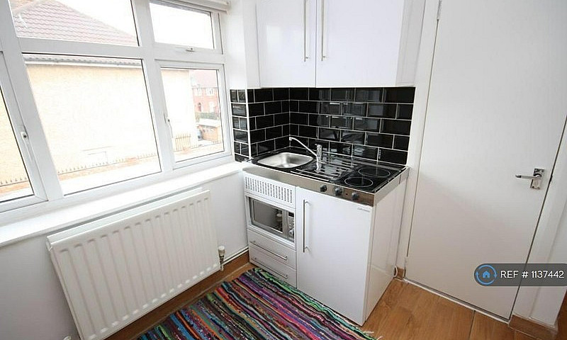 Studio Flat In Westw...
