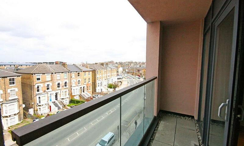 2 Bedroom Flat In Te...