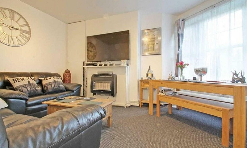 3 Bedroom Flat In Ba...