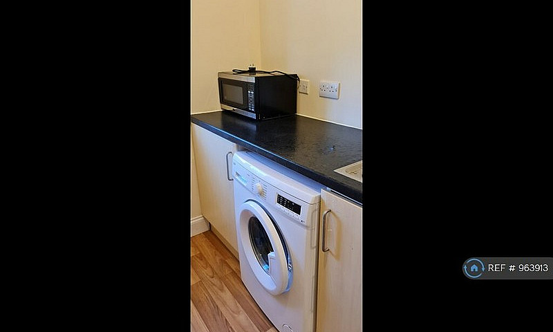 3 Bedroom Flat In Fe...