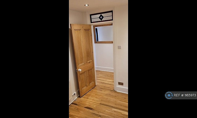 2 Bedroom Flat In Ba...