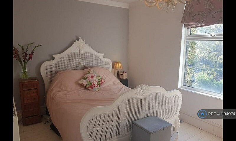 2 Bedroom Flat In Ch...