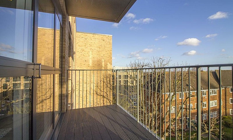 2 Bedroom Flat In Gr...