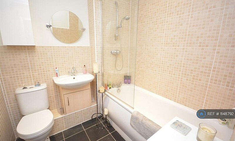2 Bedroom Flat In Ke...