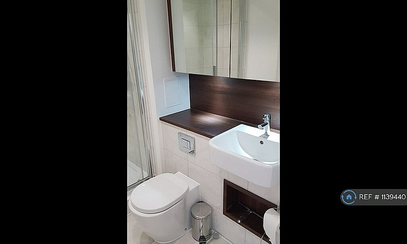 2 Bedroom Flat In Ea...