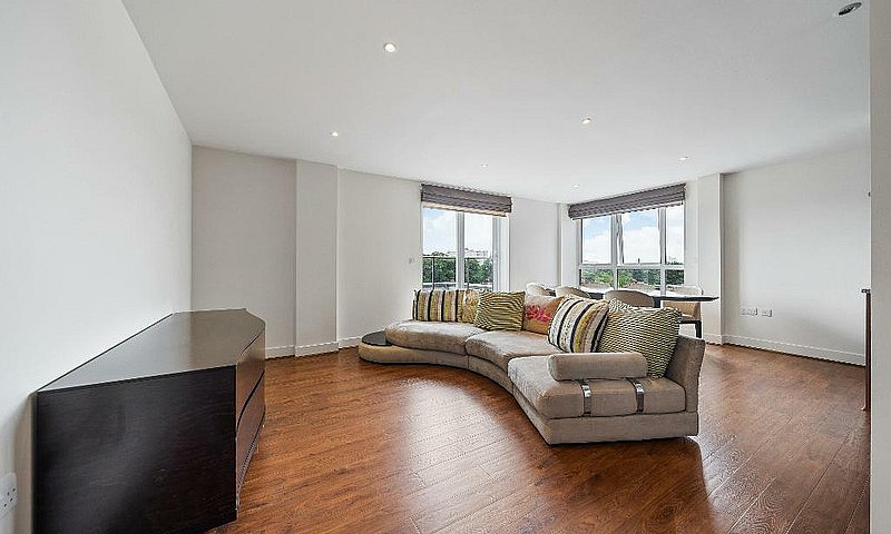 3 Bedroom Flat In Na...