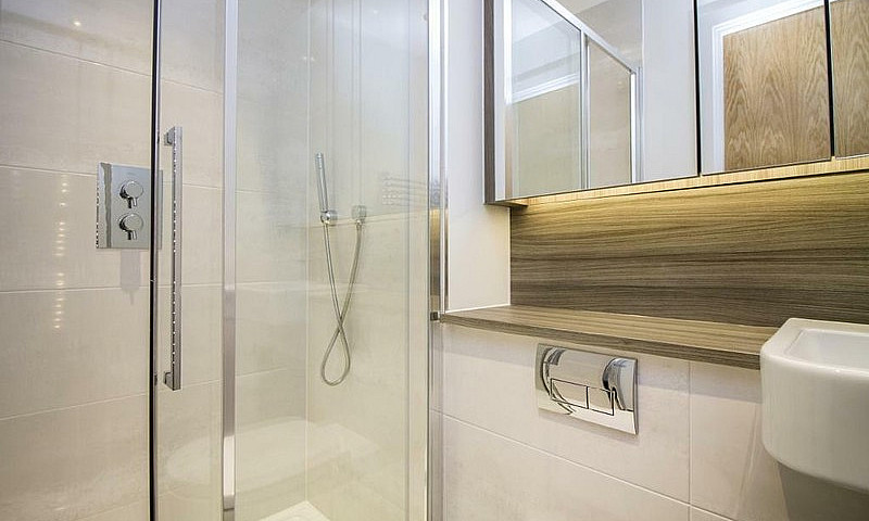 2 Bedroom Flat In Gr...