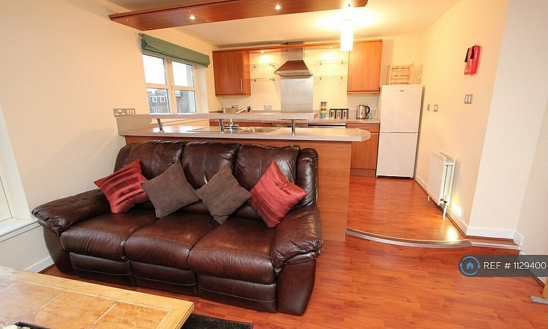 2 Bedroom Flat In Af...