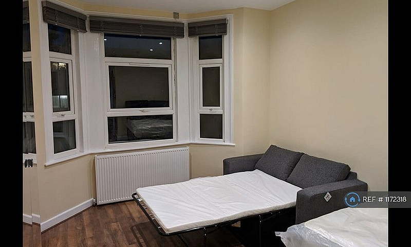 Studio Flat In Deron...