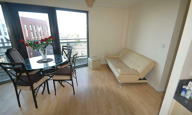 2 Bedroom Flat In Tr...