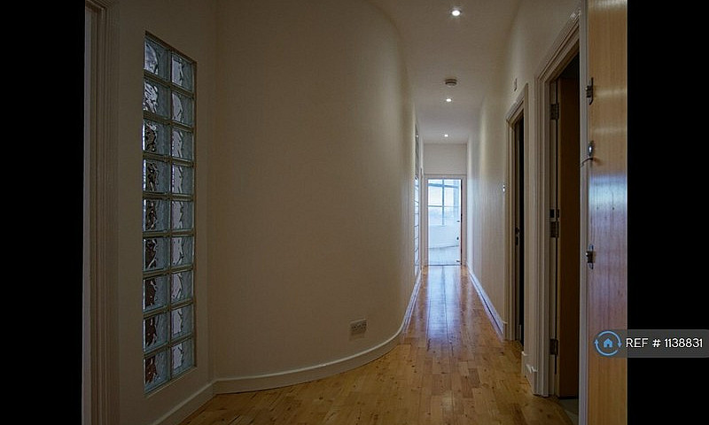 2 Bedroom Flat In Ex...