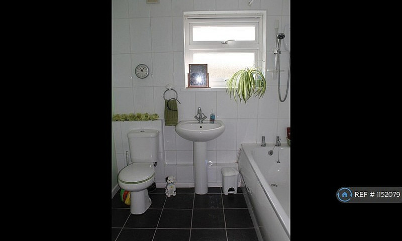2 Bedroom Flat In He...