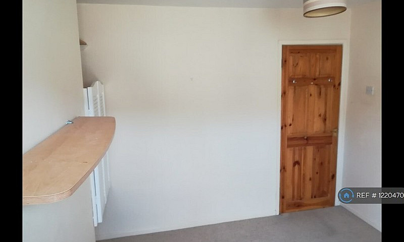2 Bedroom House In H...