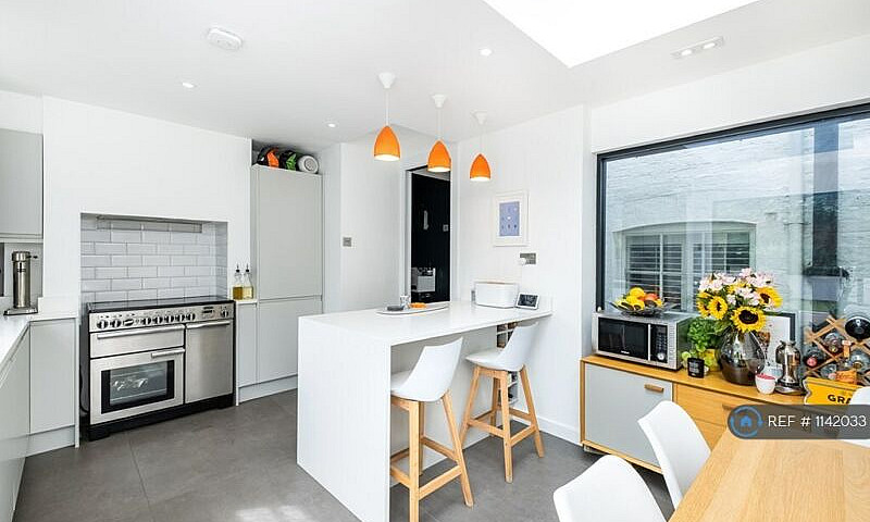 4 Bedroom House In A...