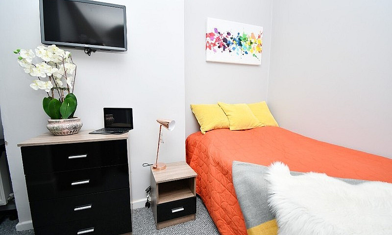 Huddersfield 4 Bed H...