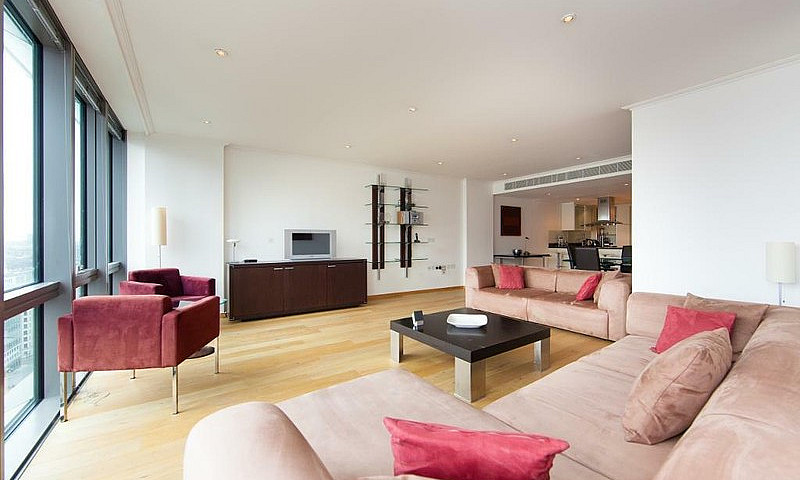2 Bedroom Flat In No...
