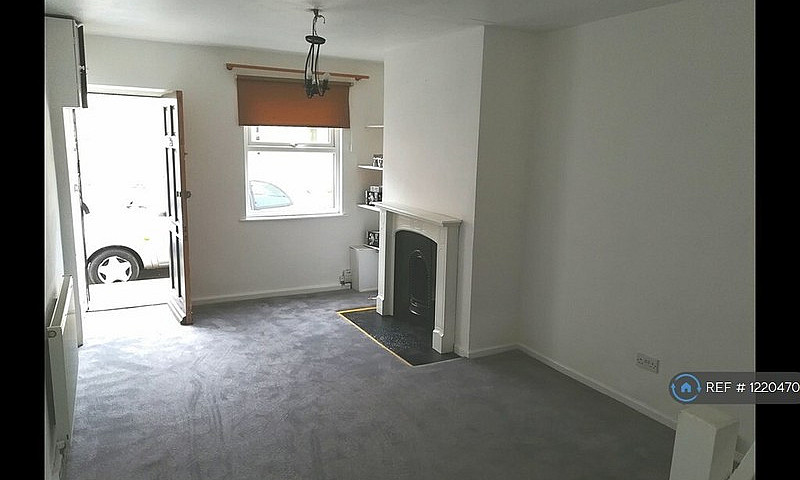 2 Bedroom House In H...