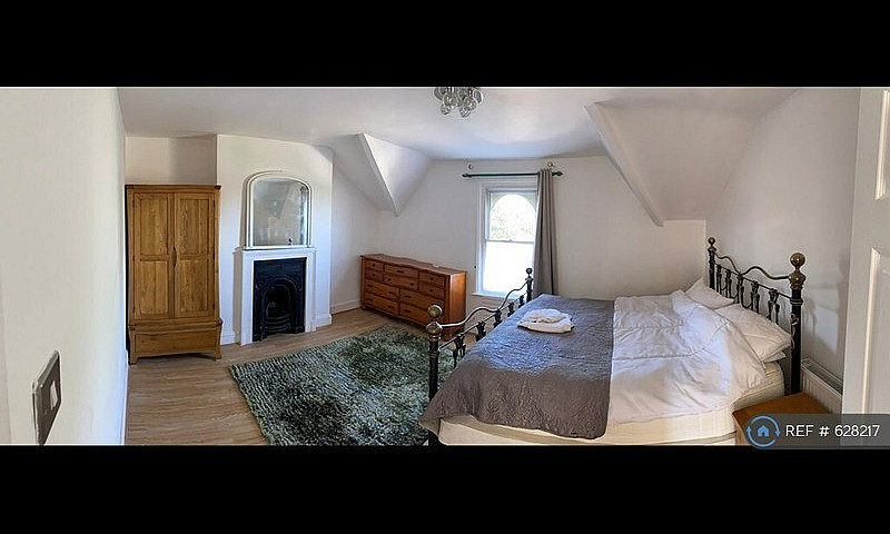 3 Bedroom Flat In Ch...