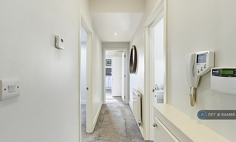 2 Bedroom Flat In Gl...