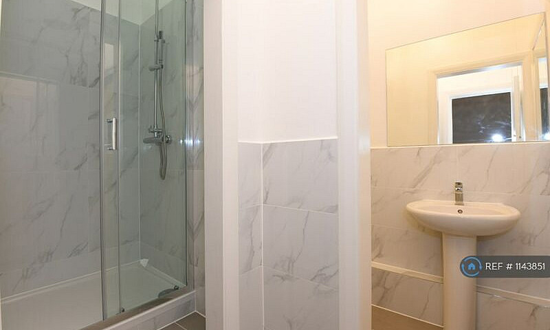 2 Bedroom Flat In G/...