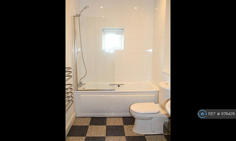 2 Bedroom Flat In Wo...