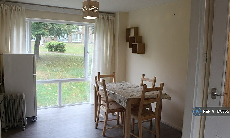 2 Bedroom House In T...