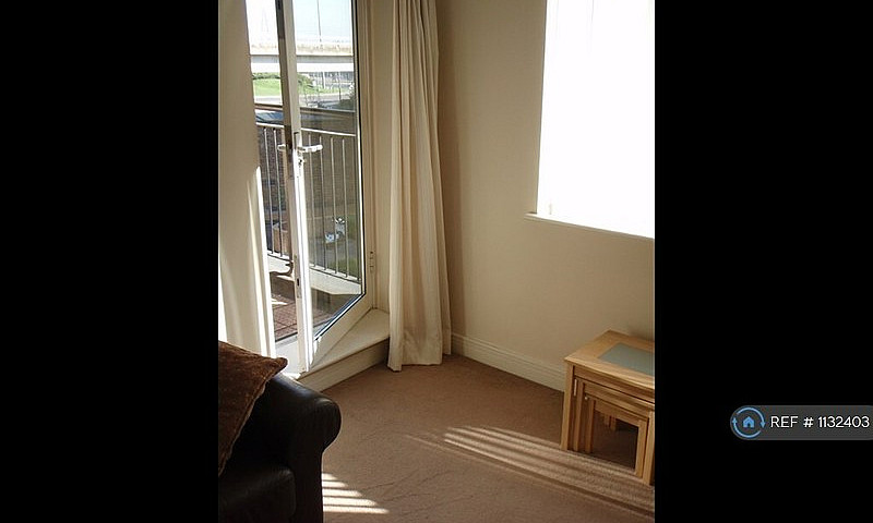 2 Bedroom Flat In Sa...